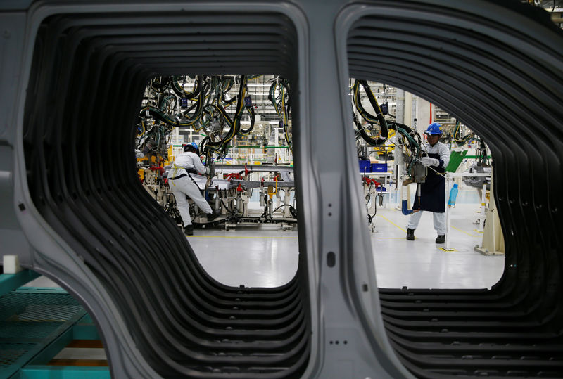 © Reuters. Workers are seen assembling a Mitsubishi Pajero at the Mitsubishi car factory in Bekasi