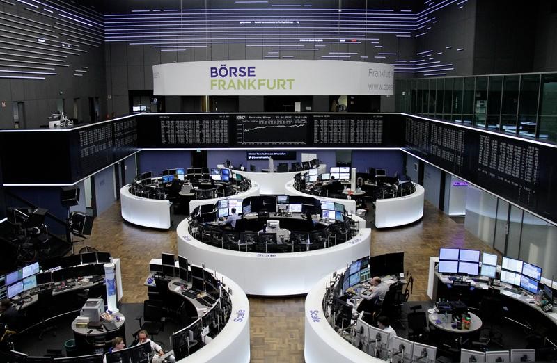 © Reuters. Las bolsas europeas, firmes por resultados y fusiones