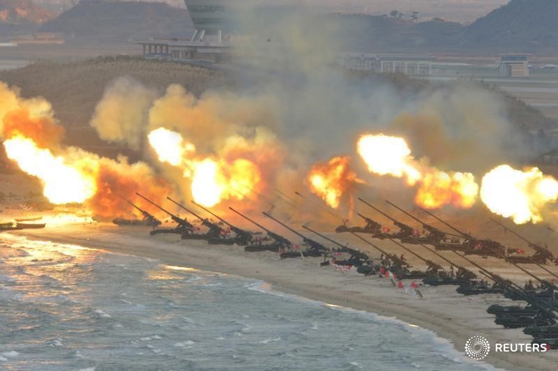 © Reuters. Стрельбы северокорейской артиллерии. Фотография ЦТАК
