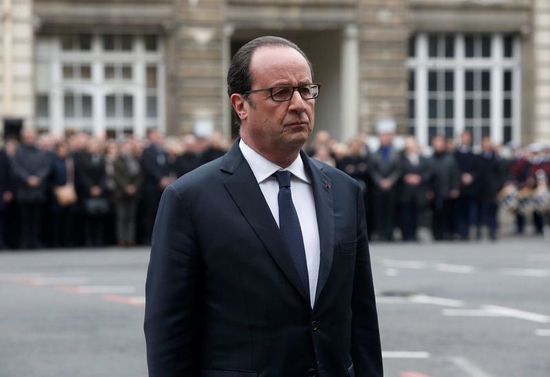 © Reuters. HOLLANDE PRÉSIDE L'HOMMAGE AUX POLICIER TUÉ JEUDI