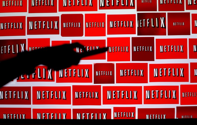 © Reuters. FILE PHOTO: The Netflix logo is shown in this illustration photograph in Encinitas, California