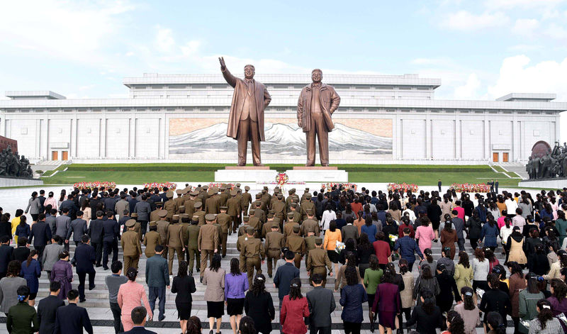 © Reuters. População comemora o aniversário de 85 anos da fundação do Exército da Coreia do Norte