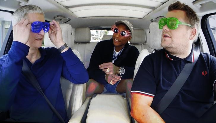 © Reuters. CEO da Apple Inc, Tim Cook, com o apresentador James Corden e o cantor Pharrell Williams em um quadro de comédia exibido durante evento da Apple em São Francisco, Estados Unidos