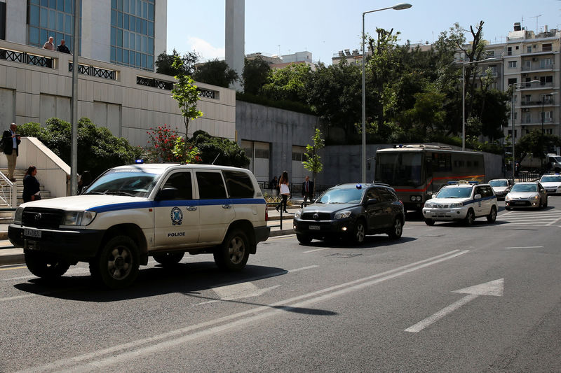 © Reuters. Three of the eight Turkish soldiers who fled to Greece last July in a helicopter and requested asylum after a failed military coup against the Turkish government, are transferred in a police convoy to a court in Athens