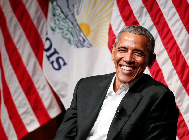 © Reuters. Ex-presidente dos Estados Unidos, Barack Obama, em encontro com jovens líderes na Universidade de Chicago