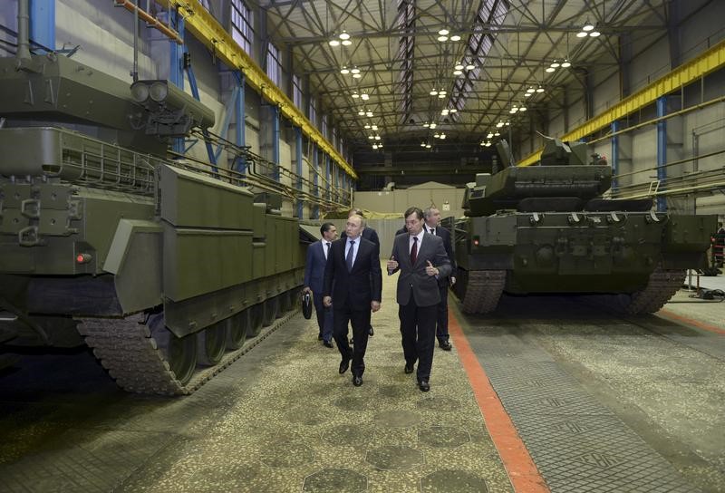 © Reuters. Russian President Vladimir Putin and head of Ural Transport Machine Building Design Bureau Terlikov visit Uralvagonzavod factory in Nizhny Tagil