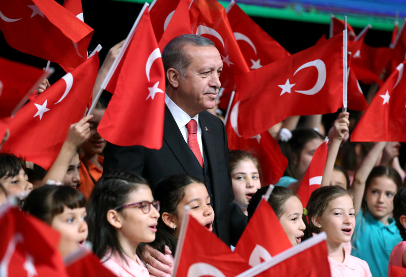 © Reuters. Presidente da Turquia, Tayyip Erdogan, posa com crianças durante cerimônia no Palácio Presidencial em Ancara
