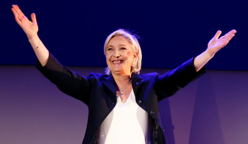 © Reuters. Marine Le Pen, French National Front (FN) political party leader and candidate for French 2017 presidential election, celebrates after early results in the first round of 2017 French presidential election, in Henin-Beaumont