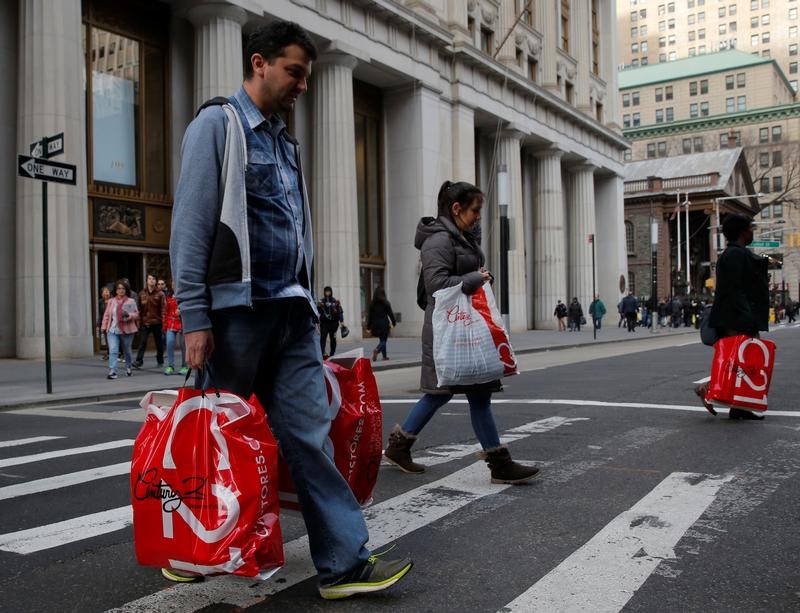 © Reuters. People cross Broadway with shopping bags in Manhattan, New York City