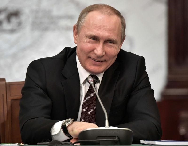 © Reuters. بوتين يقول إنه يتفهم مخاوف المصدرين بشأن قوة الروبل