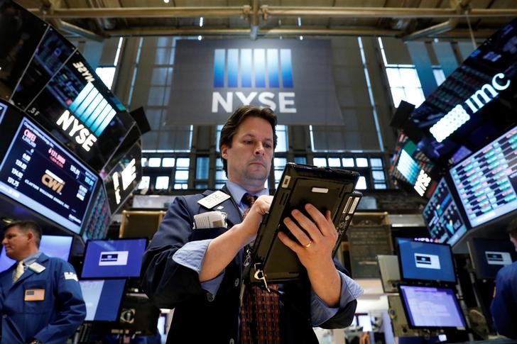 © Reuters. Трейдеры на фондовой бирже США