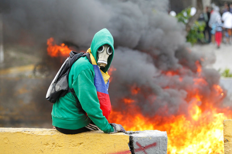 © Reuters. Um manifestante durante um protesto contra o presidente da Venezuela Nicolás Maduro, em Caracas