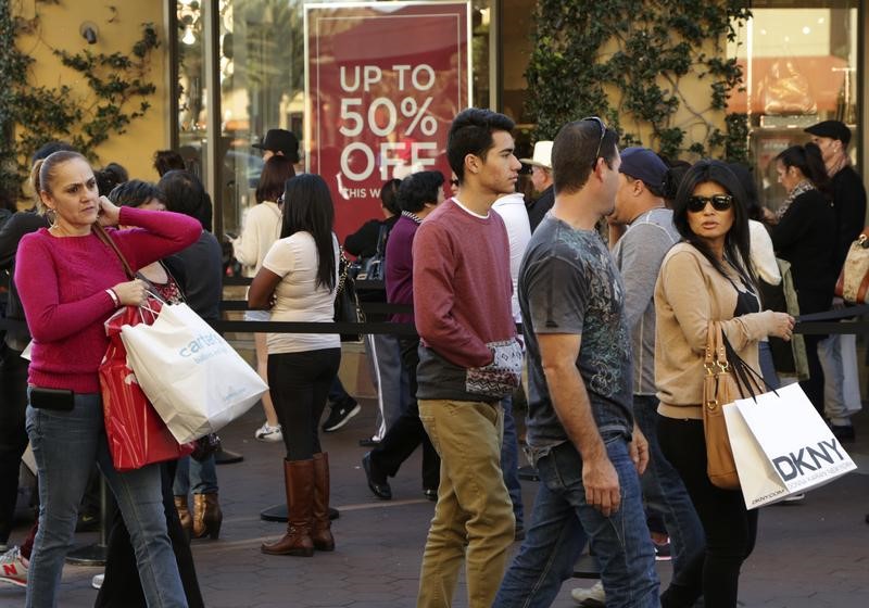 © Reuters. People shop during day after Christmas sales at Citadel Outlets in Los Angeles, California