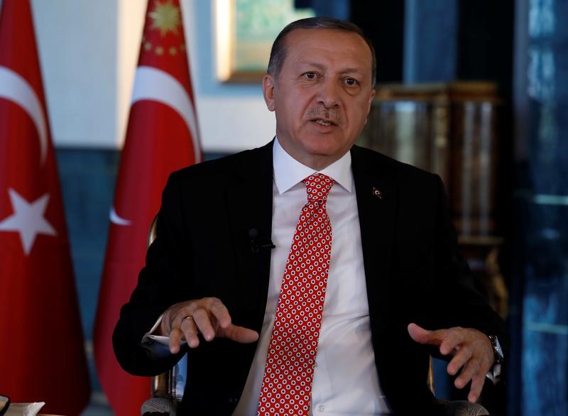 © Reuters. مقابلة-إردوغان يقول سيستعيد عضوية الحزب الحاكم بمجرد إعلان نتائج الاستفتاء