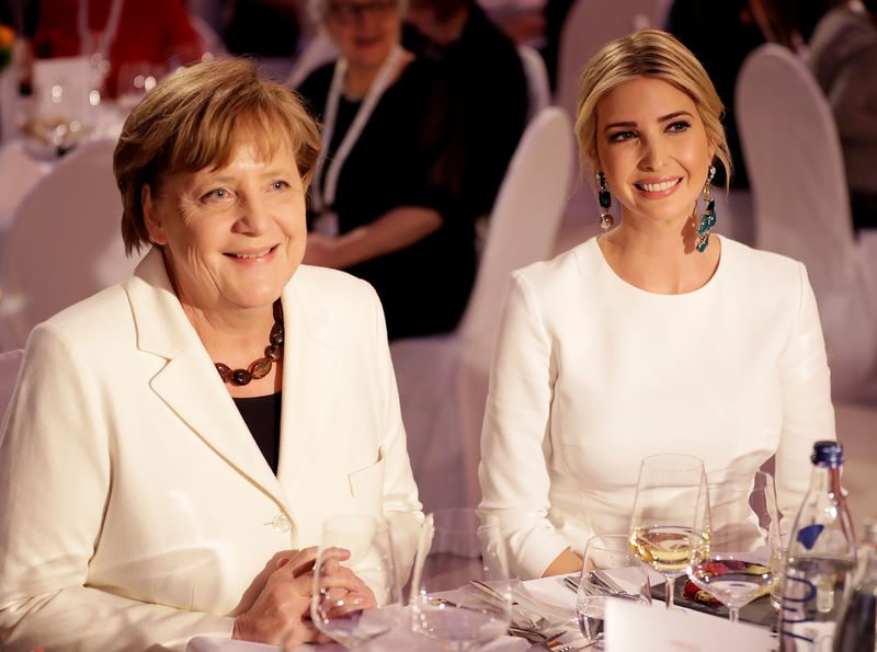 © Reuters. Ivanka Trump, daughter and adviser of U.S. President Donald Trump, and German Chacellor Angela Merkel attend a dinner in Berlin