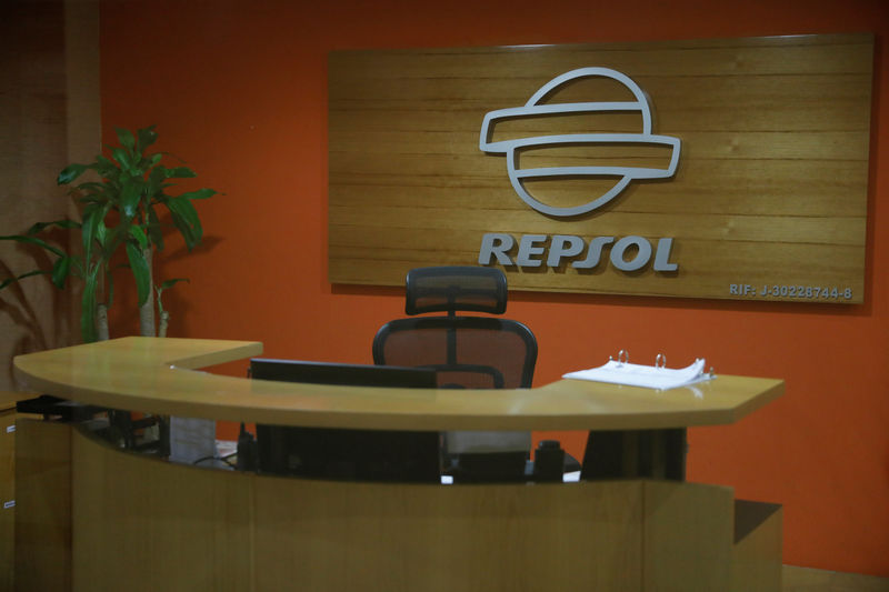 © Reuters. The corporate logo of Repsol is seen in their office in Caracas