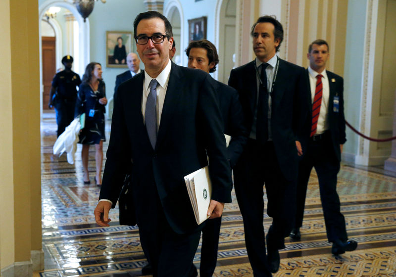 © Reuters. U.S. Secretary of the Treasury Steven Mnuchin arrives for a meeting on tax reform on Capitol Hill in Washington