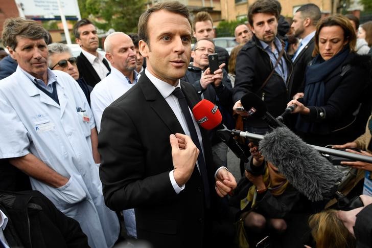 © Reuters. Emmanuel Macron concede entrevista em Garches
