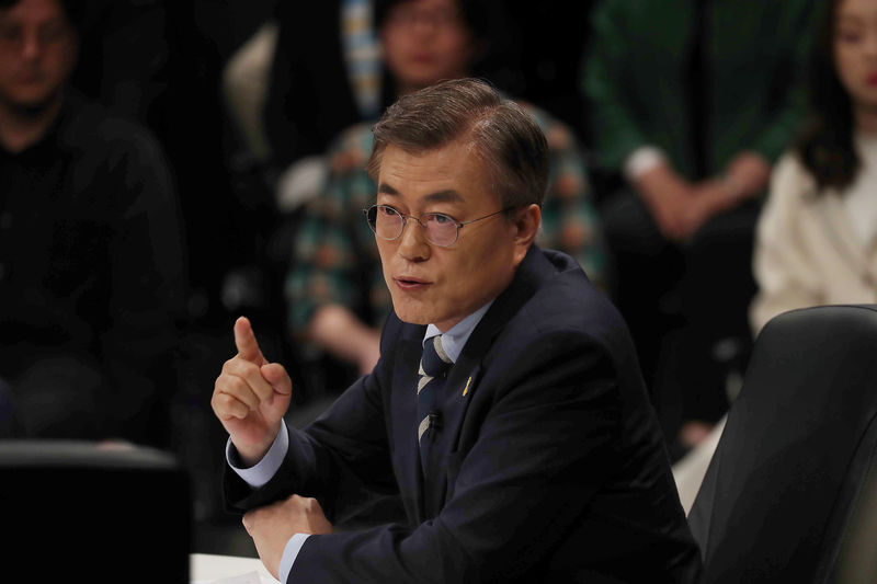 © Reuters. Moon Jae-in, the presidential candidate of the Democratic Party of Korea speaks during a televised debate in Goyang