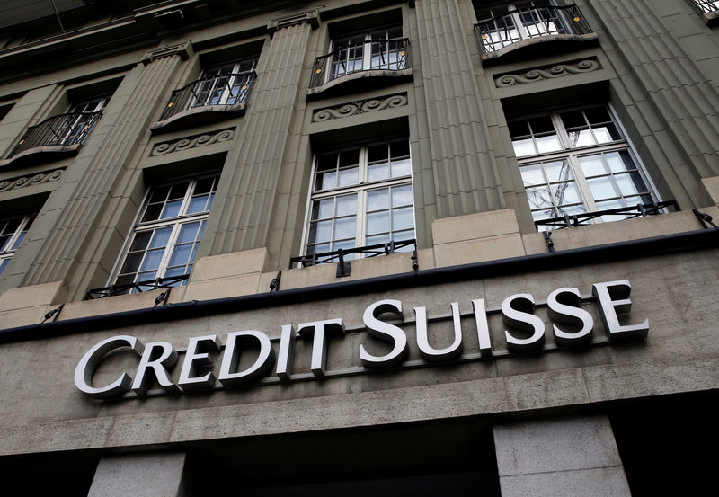 © Reuters. A logo is pictured on a branch of the Credit Suisse bank in Bern