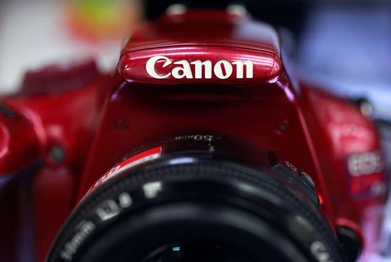 © Reuters. FILE PHOTO: A logo of Canon Inc is pictured on a Canon EOS Kiss X50 displayed in Tokyo