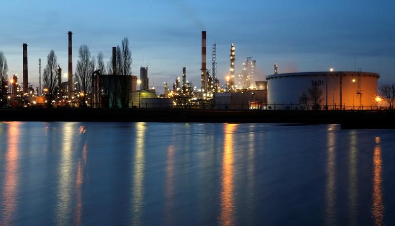 © Reuters. النفط يهبط متأثرا بضغوط المخزونات الأمريكية ووفرة المعروض العالمي