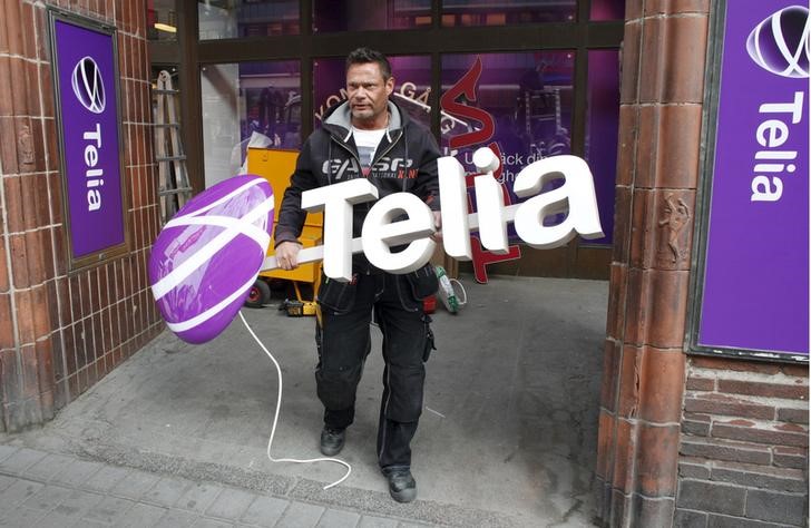 © Reuters. Рабочий с логотипом TeliaSonera в Стокгольме