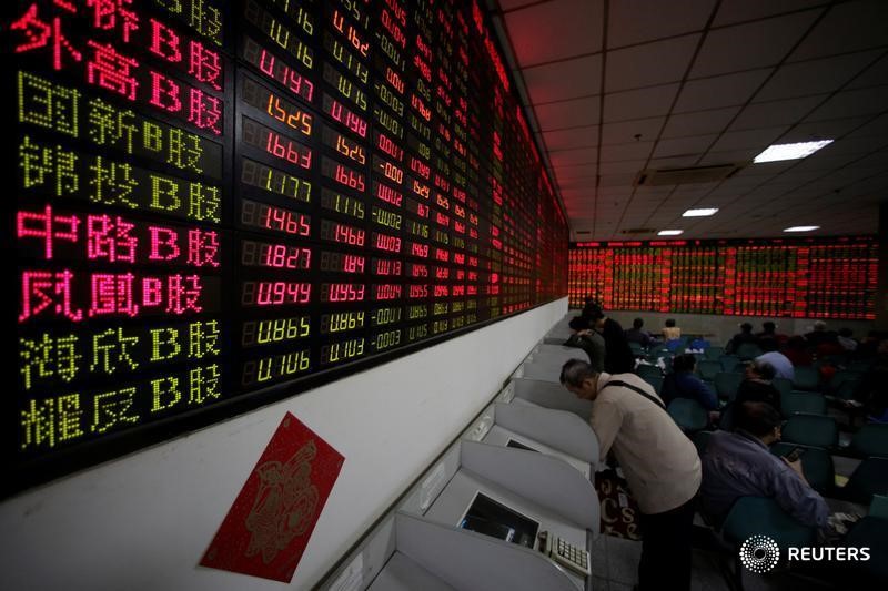 © Reuters. Инвесторы в брокерской конторе в Шанхае