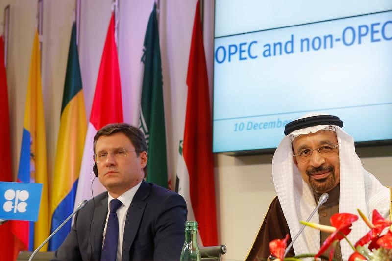 © Reuters. وزير الطاقة السعودي يقول إنه سيجتمع مع نظيره الروسي لبحث أسعار النفط