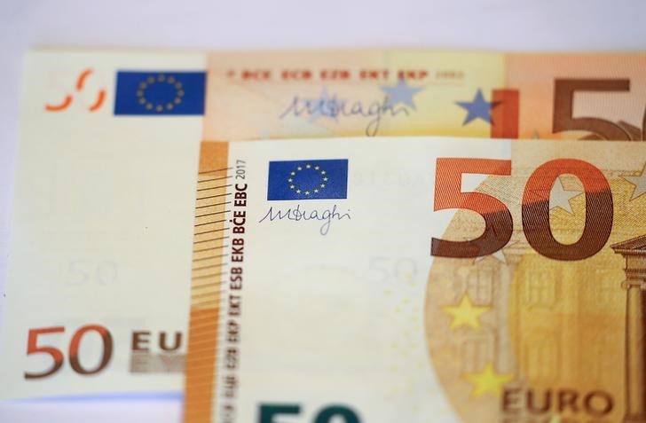 © Reuters. Le nuove banconote da 50 euro con la firma del presidente della Bce Mario Draghi