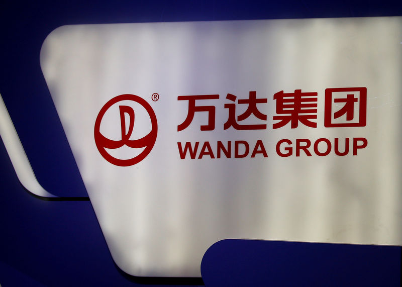 © Reuters. FILE PHOTO: A logo of Wanda Group is seen at a Wanda Group and China Union Pay joint news conference in Beijing