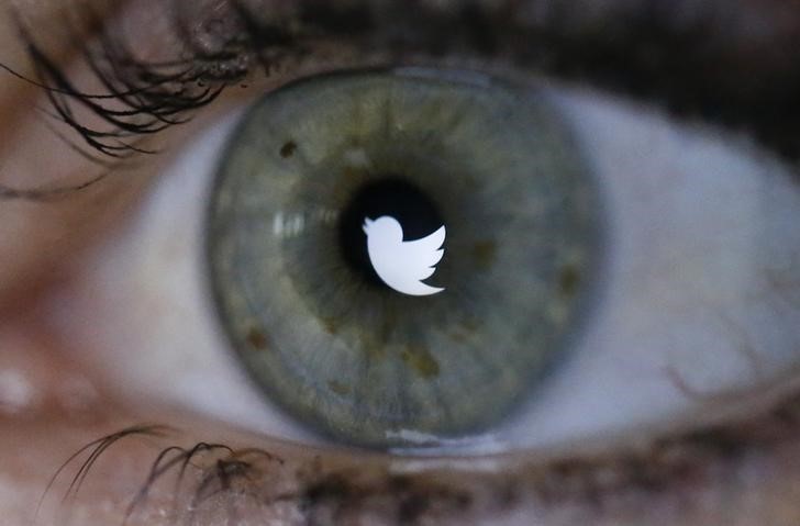 © Reuters. An illustration picture shows the Twitter logo reflected in the eye of a woman in Berlin