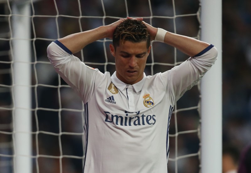 © Reuters. Real Madrid's Cristiano Ronaldo looks dejected
