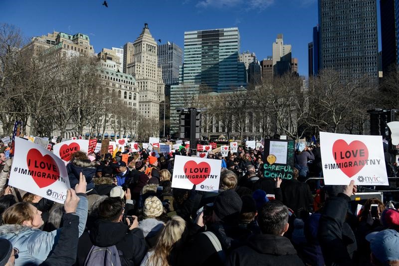 © Reuters. People participate in a protest against President Donald Trump's travel ban, in New York City