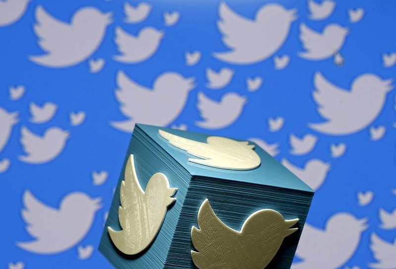 © Reuters. FILE PHOTO - A 3D-printed logo for Twitter is seen in this picture illustration made in Zenica