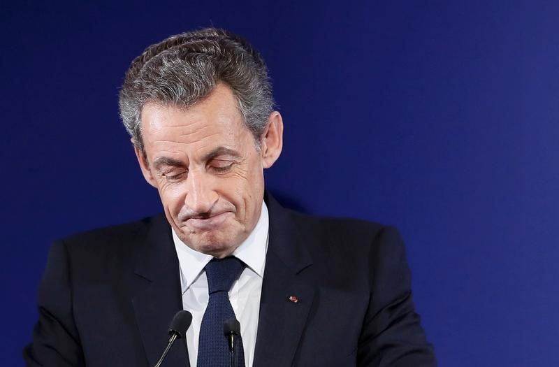 © Reuters. ساركوزي: سأصوت لصالح ماكرون في الجولة الثانية من انتخابات الرئاسة الفرنسية