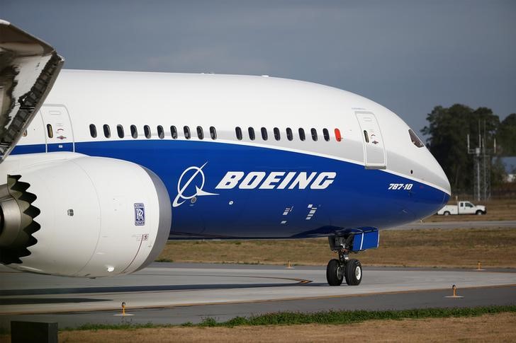 © Reuters. The new Boeing 787-10 Dreamliner taxis on the runway during it's first flight at the Charleston International Airport in North Charleston