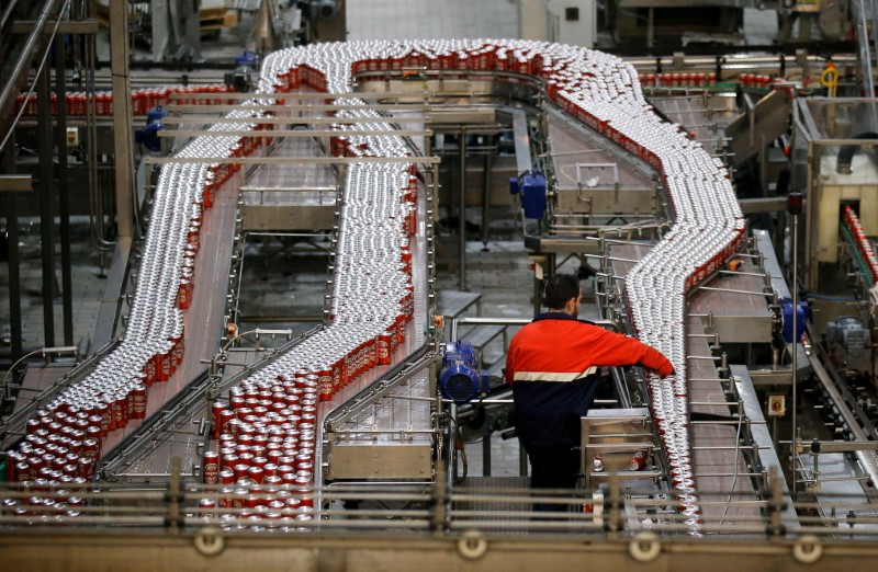 © Reuters. Mahou eleva ventas pero reduce beneficio en 2016