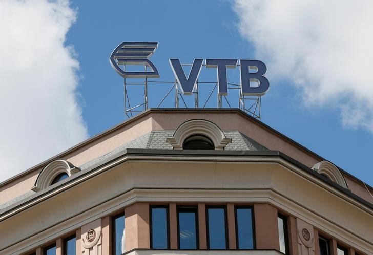 © Reuters. Logo of the VTB bank is seen on the bank's headquarters in Kiev