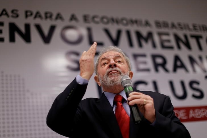 © Reuters. Ex-presidente Luiz Inácio Lula da Silva faz apresentação em evento em Brasília