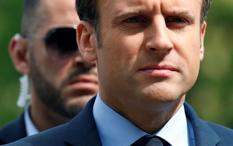 © Reuters. Emmanuel Macron, head of the political movement En Marche !, or Onwards !, and candidate for the 2017 French presidential election, attends a ceremony in Paris