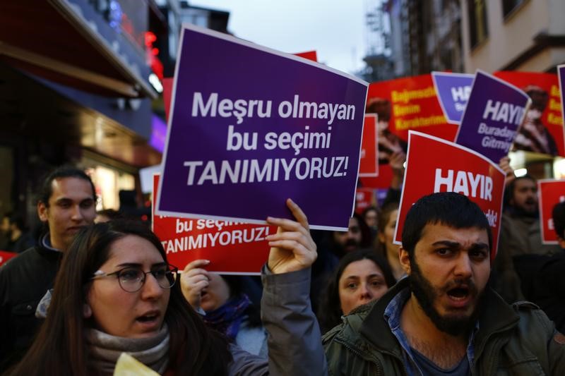 © Reuters. حزب المعارضة الرئيسي في تركيا يقول إنه سيطعن في الاستفتاء أمام محكمة أوروبية