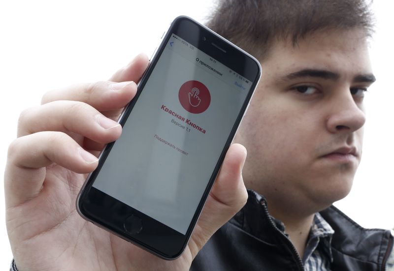 © Reuters. Developer of the "Red Button" phone application Alexander Litreev poses for a picture in Moscow