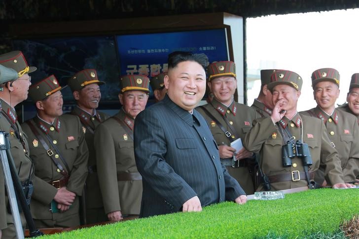© Reuters. Líder norte-coreano, Kim Jong Un, assiste a exercícios militares