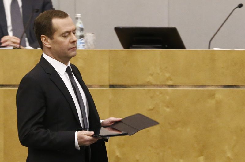 © Reuters. Russian PM Medvedev walks during session at State Duma in Moscow
