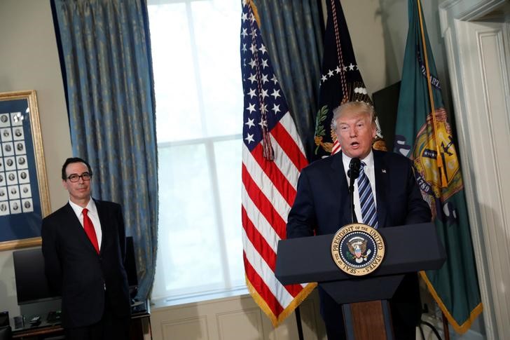 © Reuters. Presidente dos EUA, Donald Trump, discursa em cerimônia ao lado do secretário do Tesouro dos EUA, Steve Mnuchin