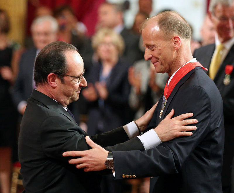 © Reuters. FILE PHOTO: French President Hollande gives award to chief executive of Airbus Group Thomas Enders during a ceremony at the Elysee Palace in Paris