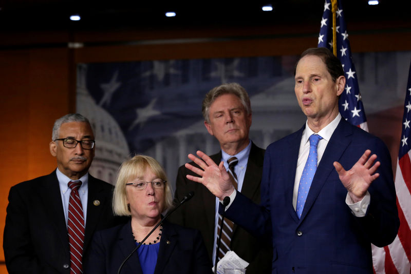 © Reuters. U.S. Senator Ron Wyden (D-OR) speaks at a news conference on U.S. President Trump's administration's first 100 days and healthcare, on Capitol Hill in Washington