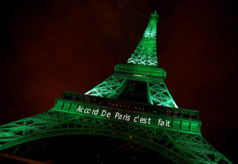 © Reuters. FILE PHOTO: The Eiffel tower is illuminated in green with the words "Paris Agreement is Done", to celebrate the Paris U.N. COP21 Climate Change agreement in Paris