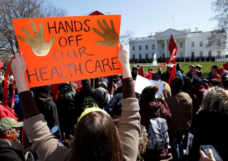 © Reuters. FILE PHOTO: Healthcare demonstrators protest at the White House in Washington